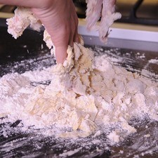 Añadir el huevo, el agua fría y la pizca de sal. Incorporar todos los ingredientes con las yemas de los dedos, comenzando por el centro, sin trabajar demasiado la mezcla. Formar una bola, envolver en plástico auto adherible y refrigerar al menos por 30 minutos.