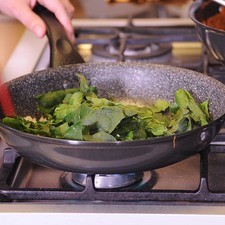 Para preparar el relleno, remover el tallo grueso de las espinacas y picar las hojas en trozos medianos, picar finamente el ajo. Derretir la mantequilla en un sartén, agregar el ajo picado y continuar cociendo durante 1 minuto. Añadir la mayor parte de espinacas que quepan y continuar cociendo hasta que se reduzcan, agregar poco a poco más espinacas hasta que todas estén cocidas.