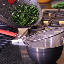 Colocar las espinacas en un colador y presionar para escurrir la mayor cantidad de líquido. Pre- calentar el horno a 350 ° F (175°C).