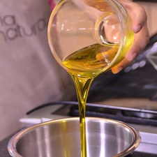 Mezclar en otro tazón el azúcar, aceite y la ralladura de limón.
