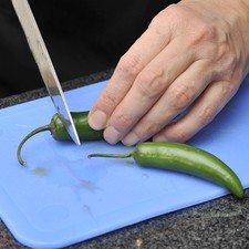 Cortar el rabo de los chiles y descartar.