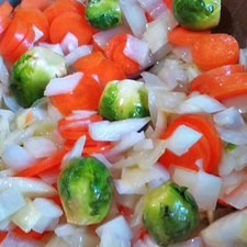 Acitronar la cebolla en aceite de oliva, añadir el ajo, las zanahorias y las coles, esperar 2 min. S 10677 1475615740
