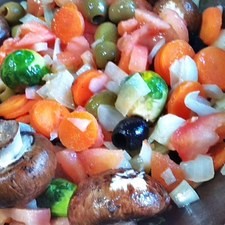 Después agregar el tomate, las aceitunas, las pasas escurridas, la piel del limón rallada, los champiñones y el perejil picado (en caso de ser fresco, si es seco se usa después). Agregar el agua necesaria y cocinar por 20 minutos, salpimentar después para que los champiñones no se hagan feos. Reservar S 10678 1475615605