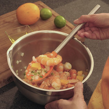 Picar la cebolla y los chiles muy finamente. Pelar y cortar el mango en trocitos cuadrados. Colocar todo en un tazón junto con los camarones ya cocidos y pelados.