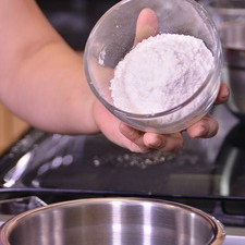 Añadir la harina con el polvo de hornear cernidos, mezclar todos los ingredientes con la ayuda de una pala. Integrar las claras con esta mezcla.