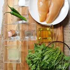 2 dientes de ajo 3 cucharadas de aceite de oliva 2 cucharadas de jugo de limón 1/2 manojo de cilantro 2 piezas de chile serrano 1 cucharita de sal 1/2 cucharita de pimienta negra molida 1 pieza de pechuga de pollo sin hueso sin piel