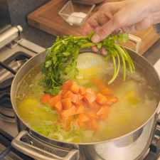 Agregar la zanahoria y la papa en trocitos, el apio, el cilantro y sazonar con sal al gusto. Continuar hirviendo tapado a lumbre bajita durante otros 20 minutos, contados a partir de que vuelve a soltar el primer hervor. S 1070 1475636461