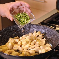 Añadir el cilantro picado, chile serrano.