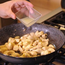Agregar el jugo de limón, sal y pimienta revolver con ayuda de una pala y dejar cocer hasta que esté completamente cocido.