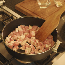 Cortar la carne en trozos pequeños, dorar en manteca de puerco (se puede sustituir por aceite de oliva).