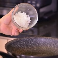 Cortar los champiñones en rebanadas. Picar la cebolla y el ajo finamente. Calentar el aceite durante 3 minutos en el sartén. Agregar la cebolla y el ajo, sofreír durante un par de minutos.