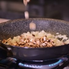 Agregar los champiñones y continuar cociendo 5 minutos más. Sazonar con sal y mezclar bien. Reservar.