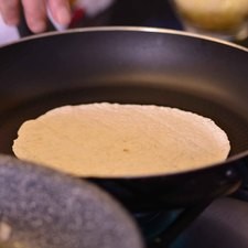 Calentar el sartén a fuego medio. Poner las tortillas de harina sobre el sartén, esperar 10 segundos y voltear, esperar otros 10 segundos.