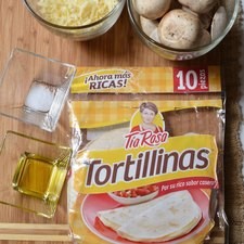 1/4 pieza de cebolla blanca 1 diente de ajo 1/2 taza de queso manchego rallado 1 cucharada de aceite de oliva 8 piezas de champiñones 2 piezas de tortillina de harina Tía Rosa 1/4 cucharita de sal