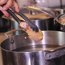 Cocer el pollo en una olla honda con suficiente agua durante 25 minutos o hasta que esté cocido el pollo.