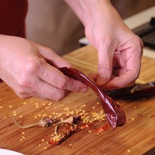 Desvenar los chiles, retirándoles el rabito, las semillas y las venas.