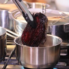 Hervir las pieles de los chiles en una olla honda con un poco de agua durante 5 minutos. Dejar enfriar y reservar. Cortar la cebolla en trozos y pelar los dientes de ajo.