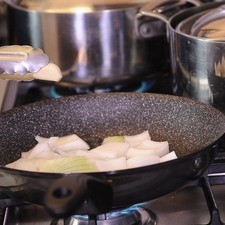 Calentar una cucharada de aceite en un sartén a fuego medio y sofreír la cebolla y los dientes de ajo hasta que se vean transparentes, retirar del sartén y reservar.