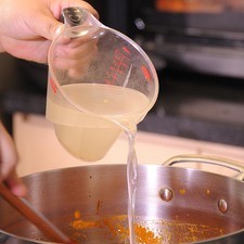 Añadir poco a poco más caldo de pollo hasta obtener la consistencia adecuada de pipián. Sazonar con sal y continuar cociendo durante 10 minutos moviendo constantemente.
