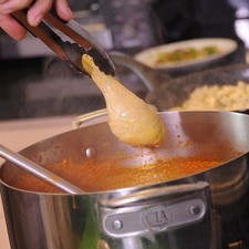 Agregar las piezas de pollo y calentar durante 5 minutos.