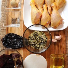 6 piezas de pollo 1 pieza de chile ancho 5 piezas de chile guajillo 2 cucharadas de aceite de oliva 1/2 pieza de cebolla blanca 2 dientes de ajo 1 taza de pepita de calabaza 1 cucharada de masa de maíz 1/4 cucharita de pimienta negra molida sal al gusto