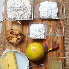 Ingredientes para las galletas: 150 gramos de mantequilla sin sal 1/3 taza de azúcar glass (pulverizada) 1 pieza de naranja 1 2/3 tazas de harina de trigo papel encerado al gusto Ingredientes para relleno: 30 gramos de chocolate amargo para repostería 1/2 taza de mantequilla de cacahuate Ingredientes para glaseado: 1/2 taza de azúcar glass (pulverizada) 1 cucharada de jugo de naranja 1 cucharita de esencia de naranja colorante rojo vegetal al gusto colorante amarillo vegetal al gusto