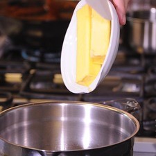 Para preparar las galletas, batir la mantequilla, el azúcar pulverizada y la ralladura de la naranja en un tazón con la batidora eléctrica hasta obtener una mezcla pálida y cremosa.