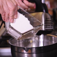 Añadir la harina sin dejar de batir hasta obtener una mezcla homogénea.