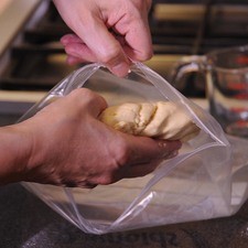 Presionar la masa para formar un disco y envolver en plástico adherente, refrigerar durante una hora. Colocar papel encerado sobre las charola para hornear.