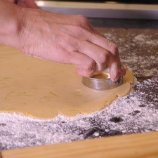 Cortar las galletas con un cortador redondo, hasta terminar con toda la masa aproximadamente 24 galletas.