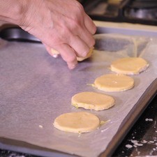 Colocar las galletas en las charolas dejando espacio entre ellas para que no se peguen si se inflan.