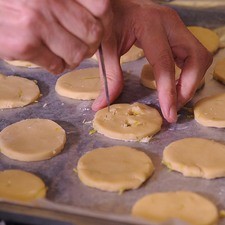 Cortar con un cuchillo pequeño las caritas de calabaza en la mitad de las galletas. Precalentar el horno a 350 °F (175°C) y hornear de 10 a 15 minutos o hasta que estén ligeramente doradas.