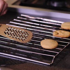Dejar enfriar 3 minutos o hasta que las galletas se endurezcan ligeramente. Pasar a una rejilla y dejar enfriar completamente.