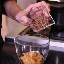 Para preparar el relleno, mezclar la mantequilla de cacahuate y el chocolate rallado.