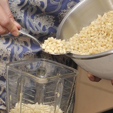 Agregar los ingredientes poco a poco, moler despacio hasta que quede una mezcla esponjada. S 1077 1475636449