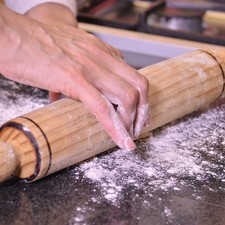 Una a vez que esté suave, elástica, pero no pegajosa. Formar con las manos bolitas de masa de 30 gramos aproximadamente. Cubrirlas con papel encerado o plástico para evitar que se sequen. Dejar reposar por 5 minutos a la intemperie. En una superficie enharinada extender cada bolita con el rodillo, lo más delgada posible, aproximadamente 20 centímetros de diámetro. Apilar separando con papel encerado o plástico.