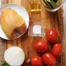 6 piezas de penca de nopal 1 cucharada de aceite de canola 1 diente de ajo 1/2 pieza de cebolla blanca 1 rama de epazote 5 piezas de jitomate guaje 1 pieza de pechuga de pollo 1 cucharada de sal 1/4 cucharita de pimienta negra molida S 10789 1475615715