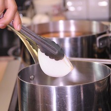 Para cocer la pechuga calentar agua en una olla, antes de que hierva agregar un cuarto de cebolla y sal. S 10790 1475615631