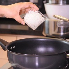 Calentar el sartén con el aceite durante tres minutos y agregar ajo y cebolla picada, moviendo constantemente durante tres minutos cuidando que no se doren. S 10794 1475615596