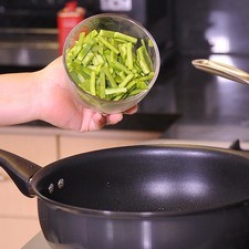 Agregar nopales y dejar cocer dos minutos más. Espolvorear el epazote picado y mezclar bien. S 10795 1475615597