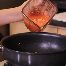 Añadir el jitomate molido y 4 tazas de caldo de pollo. Sazonar con pimienta y sal. Dejar hervir durante 5 minutos. S 10796 1475615702