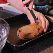 Colocar en la charola para horno. Hacer un corte en el centro de cada uno de los camotes.