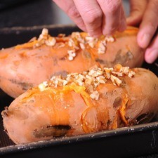 Añadir una cucharada de miel de abeja y espolvorear un poco de nuez picada. Hornear a 350 °F (175°C) durante 10 minutos o hasta que se vean dorados.