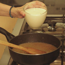 En la misma mantequilla, sofreír ajo, poro y apio finamente picados hasta acitronar. Agregar harina y mezclar hasta dorar bien. Añadir caldo de pollo, leche caliente, oporto, sal y pimienta al gusto; dejar hervir un poco más.