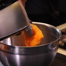 Agregar la calabaza, harina, el 1/4 de taza de jugo de naranja, la ralladura de la cáscara una naranja, leche y azúcar. Continuar batiendo hasta obtener una mezcla homogénea.