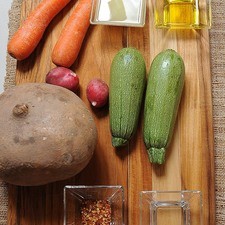 Ingredientes para toda la receta: 1 pieza de jícama 2 piezas de zanahoria 2 piezas de calabacita 2 piezas de rábano Ingredientes para aderezo: 2 cucharadas de aceite de oliva 1/4 taza de jugo de limón 2 cucharadas de vinagre blanco sal al gusto pimienta negra molida al gusto 1 cucharada de chile seco en hojuelas S 10816 1475615709