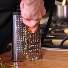 Rallar las calabacitas, rábanos y zanahorias y reservar. S 10817 1475615630