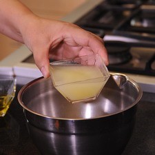 Para preparar el aderezo, agregar en un tazón el aceite de oliva, jugo de limón. S 10818 1475615704