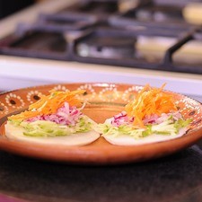 Colocar las rebanadas de jícama en un plato y colocar encima un poco de calabacita rallada, rábano rallado, zanahoria rallada. S 10820 1475615465