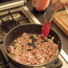 Agregar la carne molida (o mixta res y puerco) y la pimienta, continuar moviendo hasta cocer, procurar que no quede muy dorada. Agregar el jitomate y continuar cociendo a que cambie un poco de color. Añadir sal al gusto e incorporar la papa y la zanahoria.